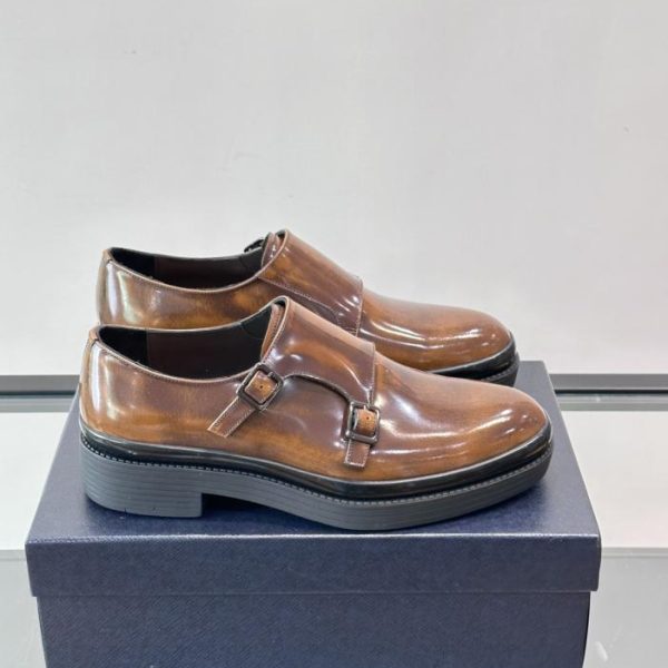 repliche,replica,perfette,siti di,affidabili,migliori siti,dove comprare,1:1,scarpe da ginnastica Contatore / Le scarpe Prada con fibbia doppia sono realizzate in pelle verniciata (RCD8C).