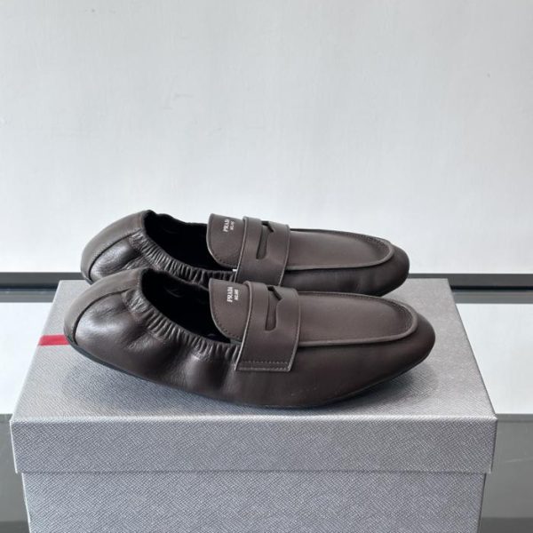 repliche,replica,perfette,siti di,affidabili,migliori siti,dove comprare,1:1,scarpe da ginnastica Contatore / Mocassini plissettati PRADA, realizzati in pelle di vitello, con tomaia plissettata naturalmente (WBCVN).