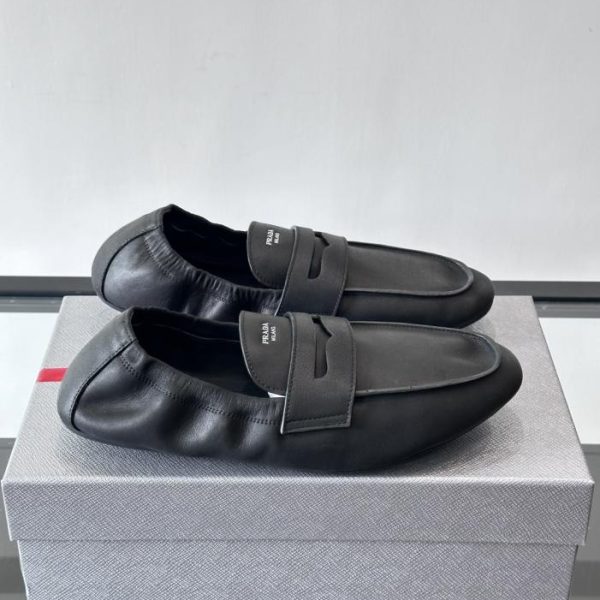 repliche,replica,perfette,siti di,affidabili,migliori siti,dove comprare,1:1,scarpe da ginnastica Contatore / Mocassini plissettati PRADA, realizzati in pelle di vitello, con tomaia plissettata naturalmente (WO6HS)