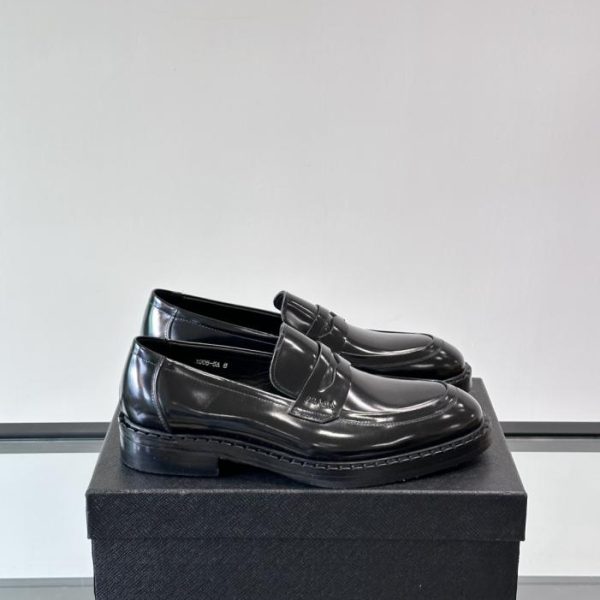 repliche,replica,perfette,siti di,affidabili,migliori siti,dove comprare,1:1,scarpe da ginnastica Contatore / I nuovi mocassini in vernice di Prada (W58ME)