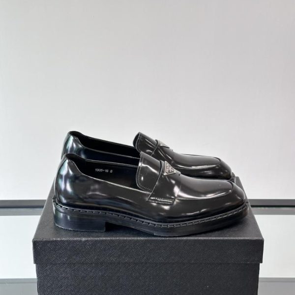 Contatore / I nuovi mocassini in vernice di Prada (UUYK2)