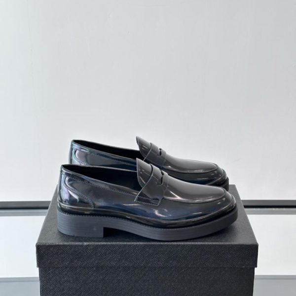 repliche,replica,perfette,siti di,affidabili,migliori siti,dove comprare,1:1,scarpe da ginnastica Contatore / I nuovi mocassini in vernice di Prada (RQU3Z)