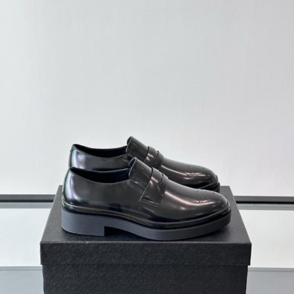 repliche,replica,perfette,siti di,affidabili,migliori siti,dove comprare,1:1,scarpe da ginnastica Contatore / I nuovi mocassini in vernice di Prada (S6C7J)