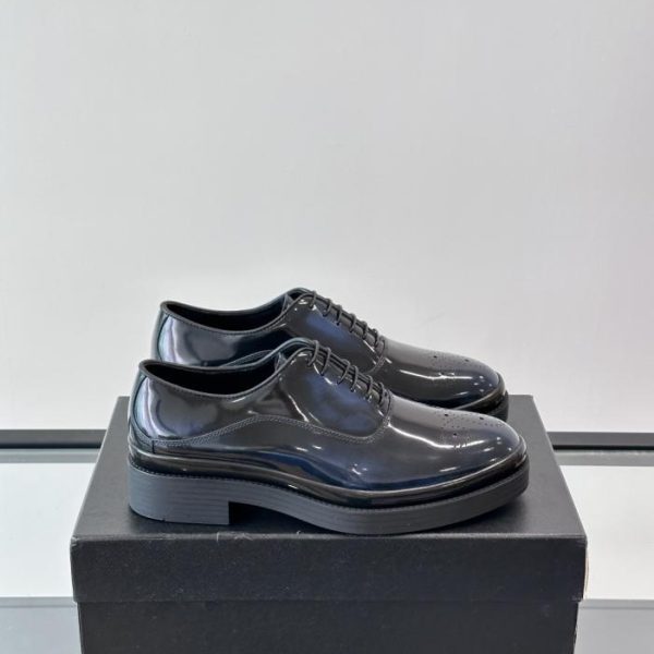 repliche,replica,perfette,siti di,affidabili,migliori siti,dove comprare,1:1,scarpe da ginnastica Contatore / I nuovi mocassini in vernice di Prada (Y6J41)