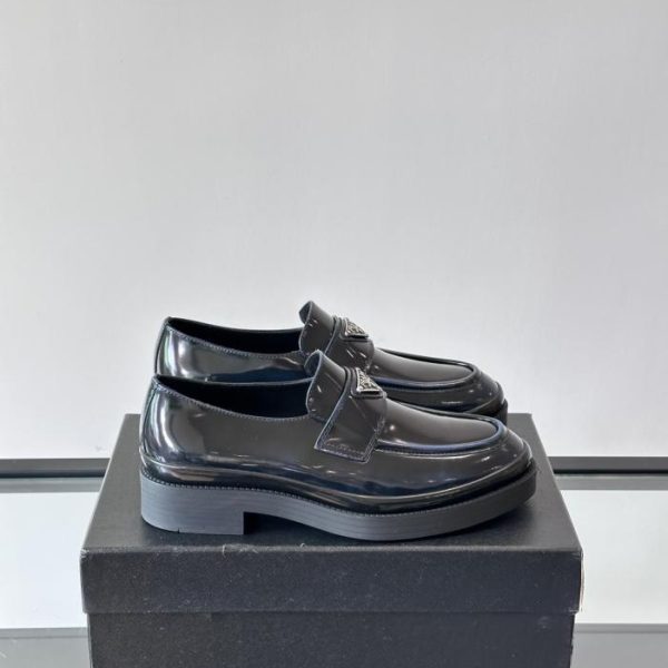 repliche,replica,perfette,siti di,affidabili,migliori siti,dove comprare,1:1,scarpe da ginnastica Contatore / I nuovi mocassini in vernice di Prada (29DOF)