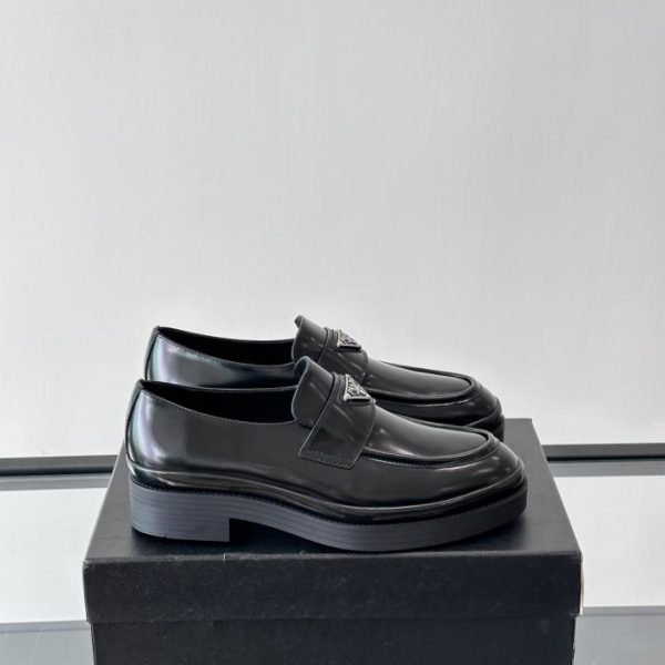 repliche,replica,perfette,siti di,affidabili,migliori siti,dove comprare,1:1,scarpe da ginnastica Contatore / I nuovi mocassini in vernice di Prada (UVWIZ)