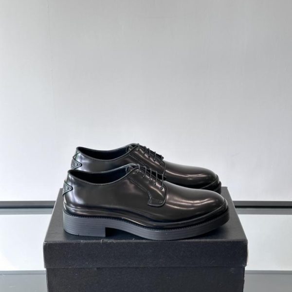 repliche,replica,perfette,siti di,affidabili,migliori siti,dove comprare,1:1,scarpe da ginnastica Contatore / I nuovi mocassini in vernice di Prada (ZL4WB)