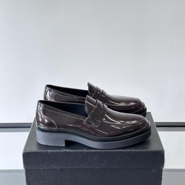 repliche,replica,perfette,siti di,affidabili,migliori siti,dove comprare,1:1,scarpe da ginnastica Contatore / I nuovi mocassini in vernice di Prada (0KDJD)