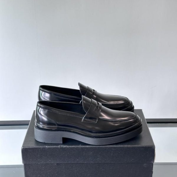 repliche,replica,perfette,siti di,affidabili,migliori siti,dove comprare,1:1,scarpe da ginnastica Contatore / I nuovi mocassini in vernice di Prada (5J37D)
