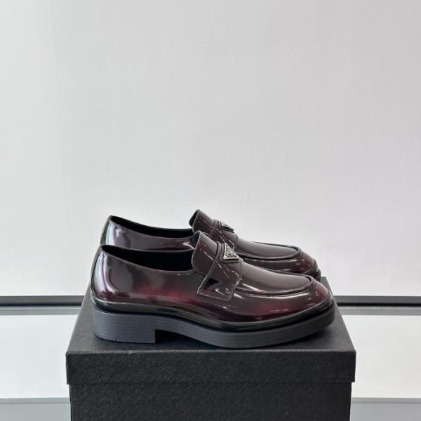 repliche,replica,perfette,siti di,affidabili,migliori siti,dove comprare,1:1,scarpe da ginnastica Contatore / I nuovi mocassini in vernice di Prada (YZ2AH)