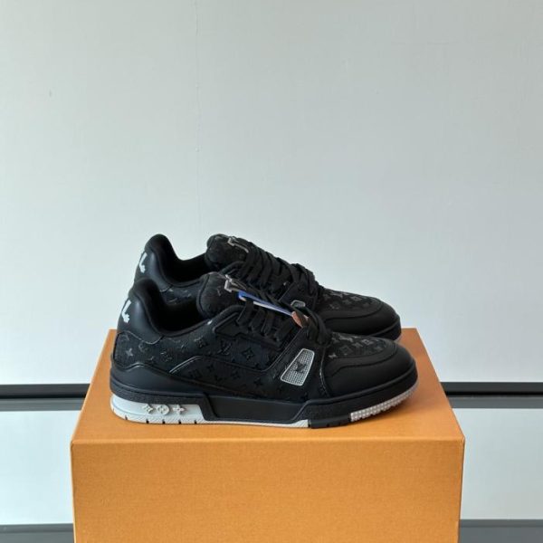 Le ultime sneaker della serie Louis Vuitton Trainer (LRIOQ)