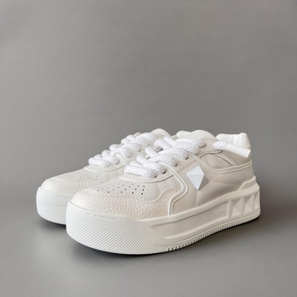 Sneakers Valentino con punta tonda e lacci, stile unisex (0Q0ND)