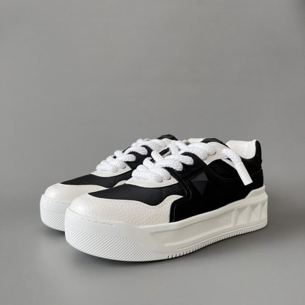 Sneakers Valentino con punta tonda e lacci, stile unisex (Q55N5)