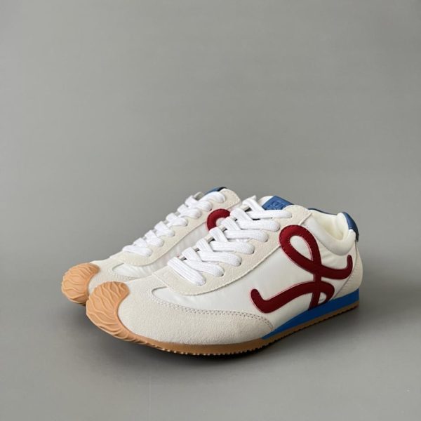 LOEWE Ballet Runner 2.0, scarpe casual basse con punta tonda e lacci in pelle di nylon, da donna, bianche e rosse (72CHJ)
