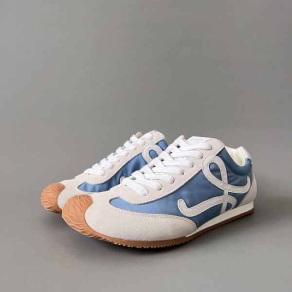 Scarpe casual basse con lacci e punta tonda LOEWE Ballet Runner 2.0 in pelle di nylon, bianco/blu (BJ659)