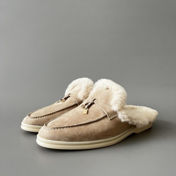 Loro Piana Muffins con punta tonda e tacco basso da donna, colore nudo (AO24S)