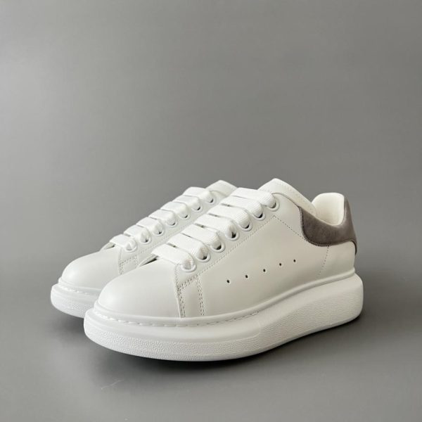 repliche,replica,perfette,siti di,affidabili,migliori siti,dove comprare,1:1,scarpe da ginnastica Sneakers in pelle di pecora grigia Alexander McQueen, stile unisex, sneakers bianche (WRQ0I)
