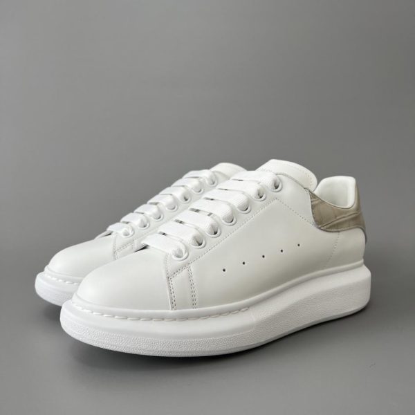repliche,replica,perfette,siti di,affidabili,migliori siti,dove comprare,1:1,scarpe da ginnastica Sneakers bianche con motivo a pietre Alexander McQueen, stile unisex, sneakers bianche (1IY9Y)
