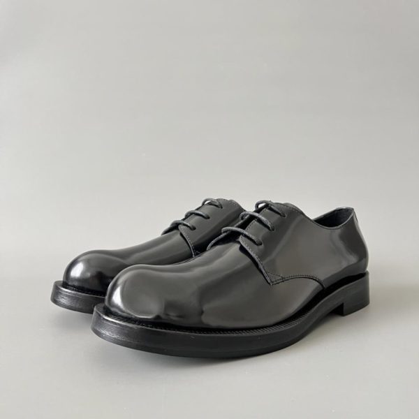 Scarpe casual da uomo con lacci dalla forma irregolare in pelle di vacchetta di Acne Studios, nere (OUKLY)