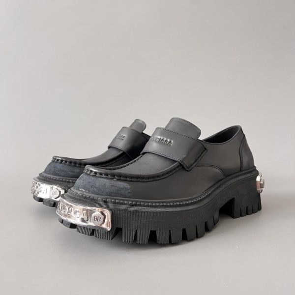 repliche,replica,perfette,siti di,affidabili,migliori siti,dove comprare,1:1,scarpe da ginnastica Scarpe casual da uomo Balenciaga Tractor nere (79LJD) in pelle di vacchetta con finitura anticata e targhetta. Presentano una suola con plateau, punta tonda e design slip-on.