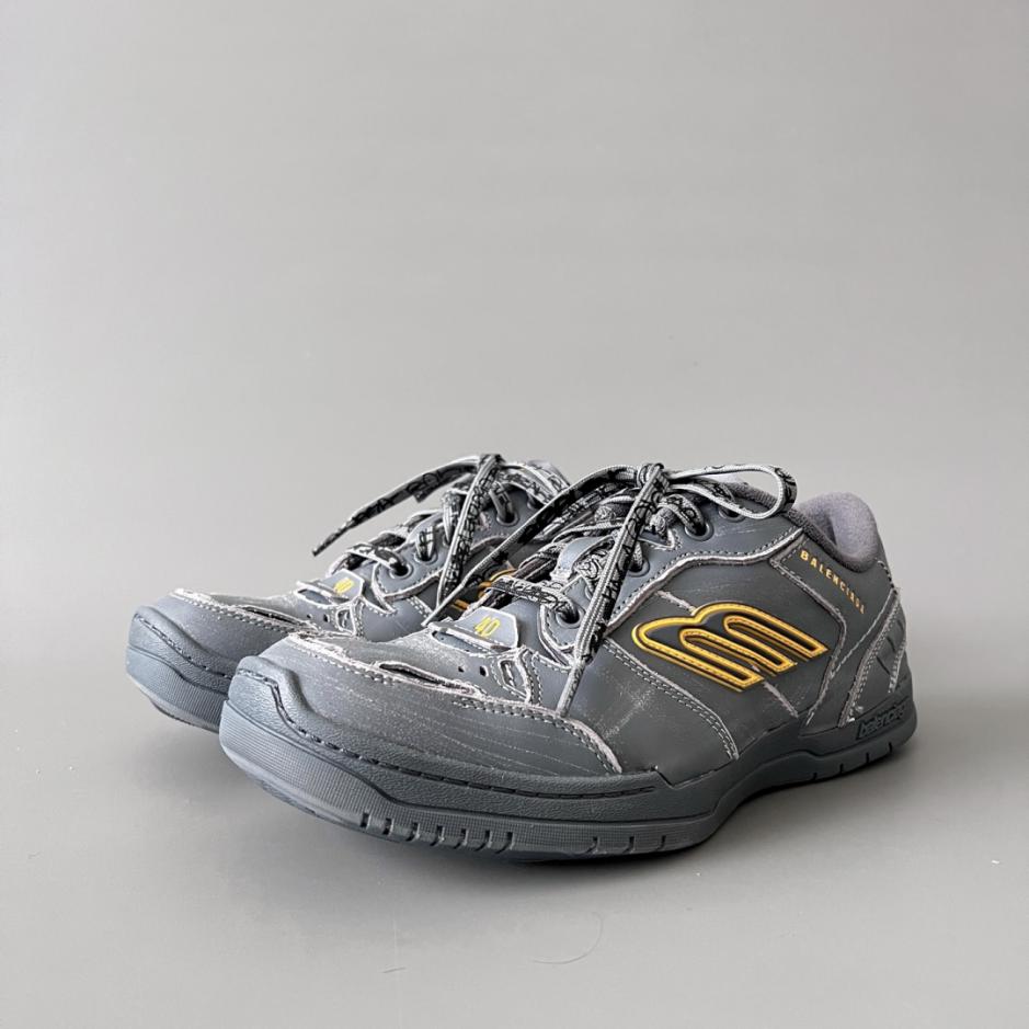 repliche,replica,perfette,siti di,affidabili,migliori siti,dove comprare,1:1,scarpe da ginnastica Scarpe casual basse Balenciaga Hamptons Worn-Out con logo in rilievo, grigie, unisex (9T443) repliche,replica,perfette,siti di,affidabili,migliori siti,dove comprare,1:1,scarpe da ginnastica Scarpe casual basse Balenciaga Hamptons Worn-Out con logo in rilievo, grigie, unisex (9T443)