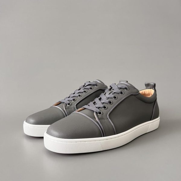 Sneakers basse in pelle con borchie Christian Louboutin Louis Junior, grigio scuro (IB0O1)