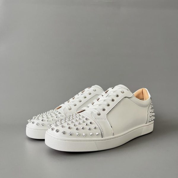 repliche,replica,perfette,siti di,affidabili,migliori siti,dove comprare,1:1,scarpe da ginnastica Sneakers basse in pelle con borchie Louis Junior Spikes di Christian Louboutin, bianche (3MYUN)