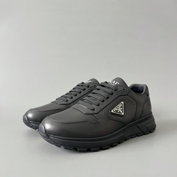 repliche,replica,perfette,siti di,affidabili,migliori siti,dove comprare,1:1,scarpe da ginnastica Scarpe casual basse da uomo PRADA PRAX 1 in pelle con punta tonda, lacci, logo triangolare (NU2SC)