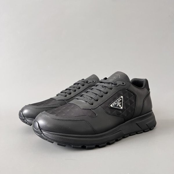 Scarpe casual basse con logo triangolare PRADA, da uomo, nere (UMZTN)