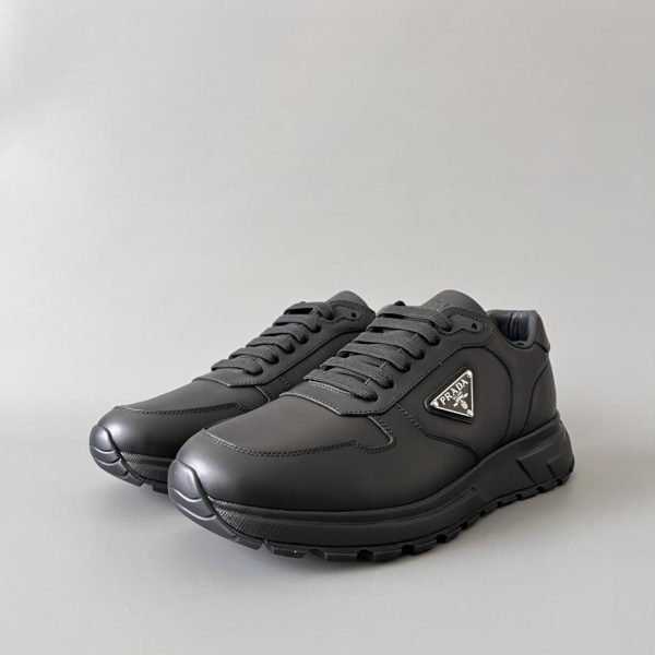 Scarpe casual basse con logo triangolare PRADA, da uomo, nere (XAX2R)