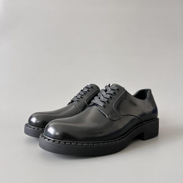 Scarpe casual PRADA in vernice, da uomo, nere (L24HV)