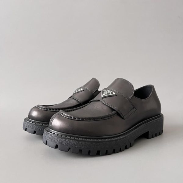repliche,replica,perfette,siti di,affidabili,migliori siti,dove comprare,1:1,scarpe da ginnastica Mocassini slip-on in pelle con punta tonda PRADA da uomo, marrone scuro (312A1)