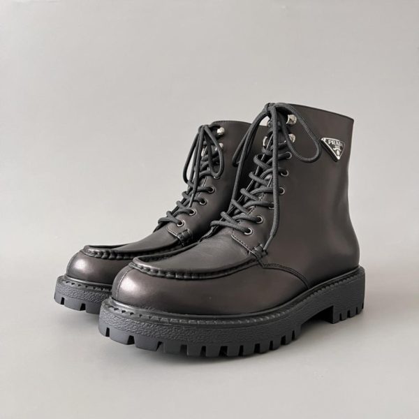 repliche,replica,perfette,siti di,affidabili,migliori siti,dove comprare,1:1,scarpe da ginnastica PRADA Stivaletti alla caviglia con punta tonda e lacci in pelle da uomo color canna di fucile (OFB8R)