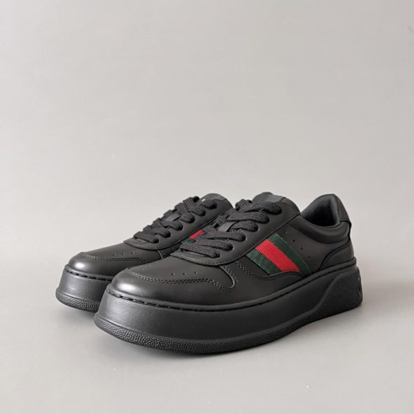 repliche,replica,perfette,siti di,affidabili,migliori siti,dove comprare,1:1,scarpe da ginnastica Sneakers basse da uomo GUCCI con punta tonda, lacci, plateau e dettagli in fettuccia in pelle, nere (F8IY0)