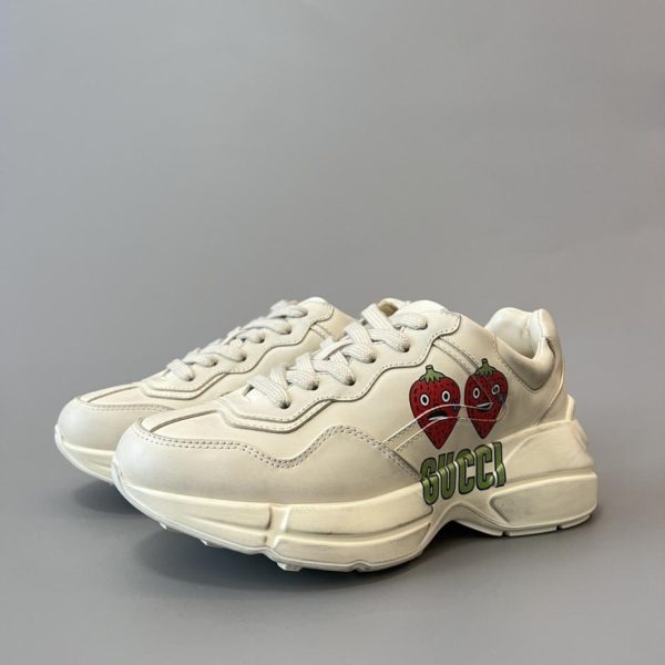 repliche,replica,perfette,siti di,affidabili,migliori siti,dove comprare,1:1,scarpe da ginnastica Collezione Gucci Rhyton. Scarpe chunky con stampa fragole da donna (OBTOC)