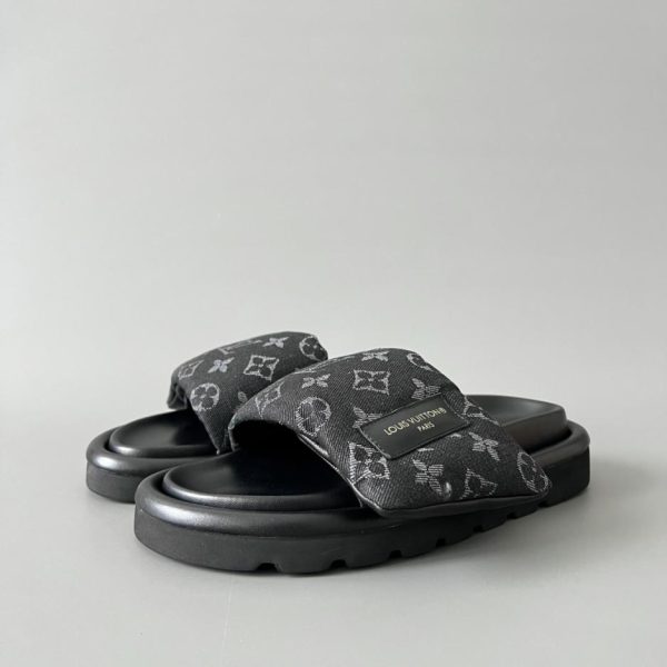 repliche,replica,perfette,siti di,affidabili,migliori siti,dove comprare,1:1,scarpe da ginnastica LOUIS VUITTON Sandali con cinturino posteriore antiscivolo e punta arrotondata in denim comfort da donna, neri (82G72)