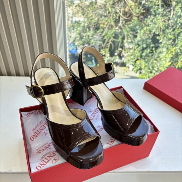 repliche,replica,perfette,siti di,affidabili,migliori siti,dove comprare,1:1,scarpe da ginnastica Sandali classici VALENTINO, scarpe VLOGO SIGNATURE primavera/estate (MCVUA)