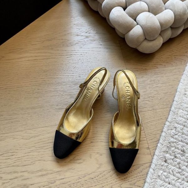 La serie di sandali classici slingback di Chanel (ACTET)