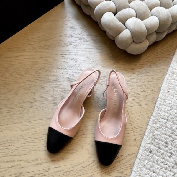 La classica serie di sandali slingback di Chanel (IQLAA)