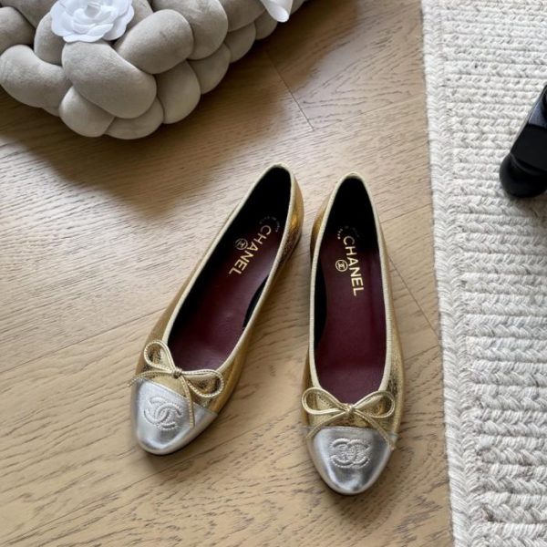 La nuova colorazione delle ballerine di Chanel (AJDVV)