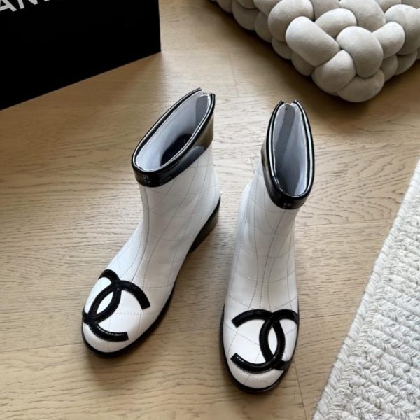 repliche,replica,perfette,siti di,affidabili,migliori siti,dove comprare,1:1,scarpe da ginnastica La nuova collezione Cambon di Chanel di stivali alla caviglia e al ginocchio, la versione top di gamma (FLAUA).