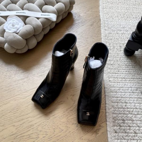 repliche,replica,perfette,siti di,affidabili,migliori siti,dove comprare,1:1,scarpe da ginnastica I nuovi stivaletti con stampa coccodrillo di Chanel, versione top di gamma (2026).
