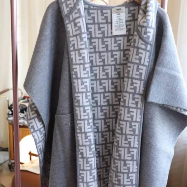 repliche,replica,perfette,siti di,affidabili,migliori siti,dove comprare,1:1,scarpe da ginnastica Cappotto/mantella in maglia double face in misto lana e cashmere FENDl (QC3VU)