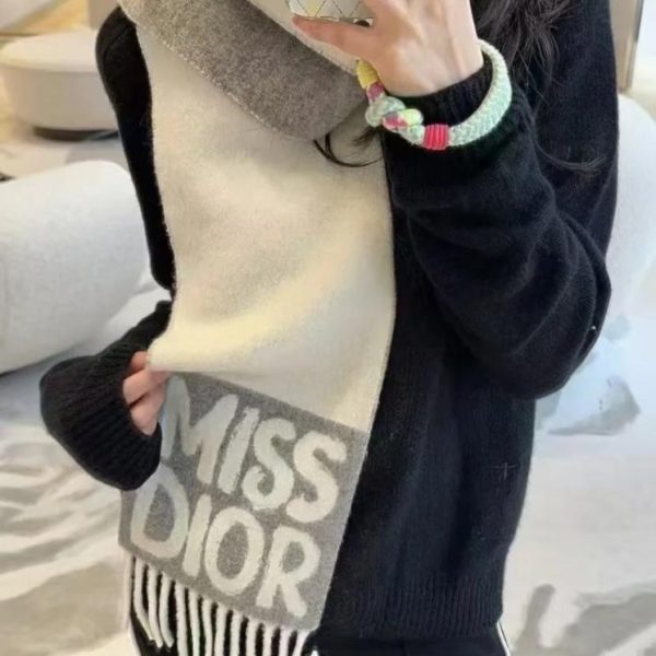 repliche,replica,perfette,siti di,affidabili,migliori siti,dove comprare,1:1,scarpe da ginnastica La sciarpa con motivo Graffiti di Miss Dior (Maria Grazia Chiuri) è un esempio costante di morbidezza (RKEOO).