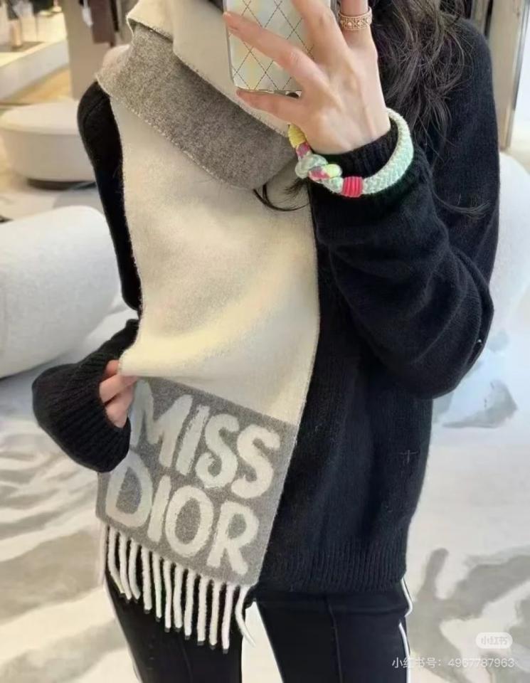 repliche,replica,perfette,siti di,affidabili,migliori siti,dove comprare,1:1,scarpe da ginnastica La sciarpa con motivo Graffiti di Miss Dior (Maria Grazia Chiuri) è un esempio costante di morbidezza (RKEOO). repliche,replica,perfette,siti di,affidabili,migliori siti,dove comprare,1:1,scarpe da ginnastica La sciarpa con motivo Graffiti di Miss Dior (Maria Grazia Chiuri) è un esempio costante di morbidezza (RKEOO).