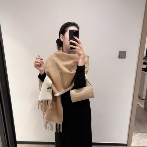 repliche,replica,perfette,siti di,affidabili,migliori siti,dove comprare,1:1,scarpe da ginnastica Sciarpa in morbido cashmere LV 2.0 con fiori monogrammati e scritta LV (3NQ02)