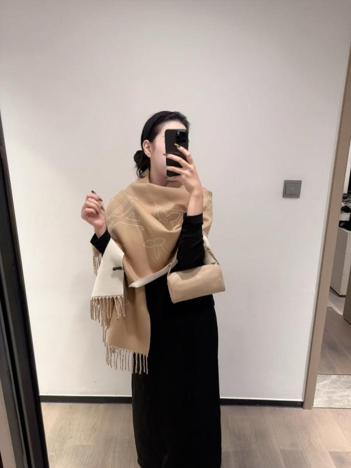 repliche,replica,perfette,siti di,affidabili,migliori siti,dove comprare,1:1,scarpe da ginnastica Sciarpa in morbido cashmere LV 2.0 con fiori monogrammati e scritta LV (3NQ02) repliche,replica,perfette,siti di,affidabili,migliori siti,dove comprare,1:1,scarpe da ginnastica Sciarpa in morbido cashmere LV 2.0 con fiori monogrammati e scritta LV (3NQ02)