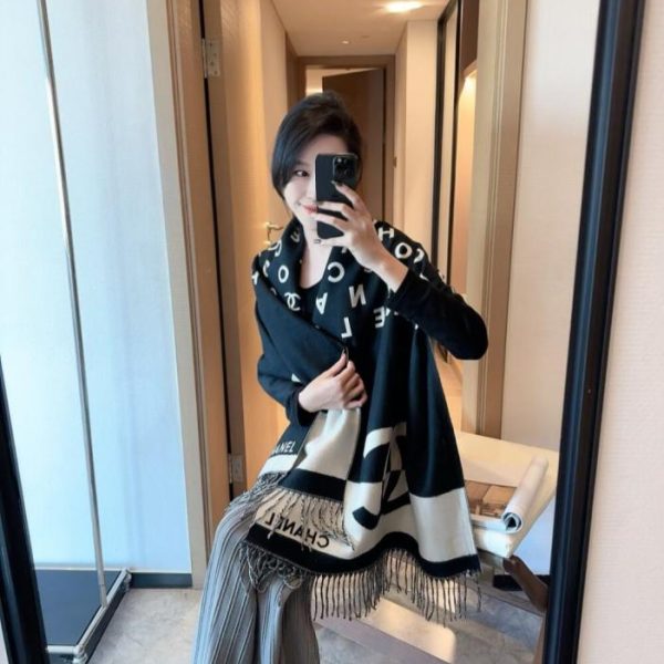 repliche,replica,perfette,siti di,affidabili,migliori siti,dove comprare,1:1,scarpe da ginnastica La nuova sciarpa Chanel lanciata in boutique presenta un motivo a camelia in twill di seta (KZCTX).