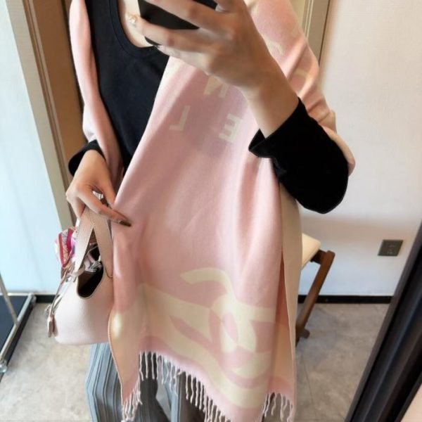 repliche,replica,perfette,siti di,affidabili,migliori siti,dove comprare,1:1,scarpe da ginnastica Nuova sciarpa con camelia lanciata in boutique da Chanel (U4XW1): classica sciarpa in twill di seta con motivo camelia.