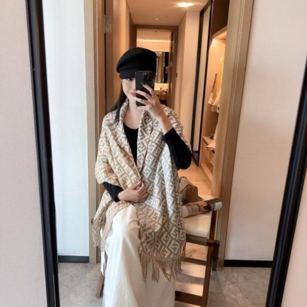 repliche,replica,perfette,siti di,affidabili,migliori siti,dove comprare,1:1,scarpe da ginnastica La nuova sciarpa lunga in cashmere di Fendi (HS3AH)